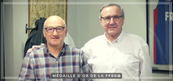 Jean-Luc DESPREZ (SCABB) reçoit la médaille d’Or de la FFBB.