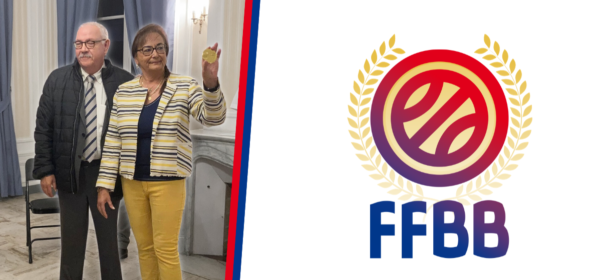Martine HAINE (BB COTTEREZIEN) reçoit la médaille d'Or de la FFBB